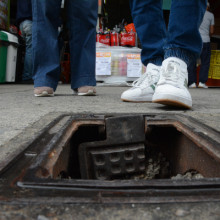 Medidores de agua sin cubierta indignan a transeúntes en Manizales